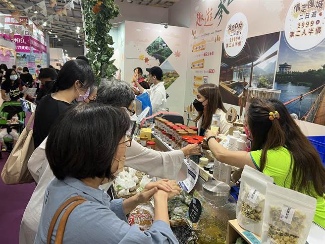 台中旅展現場除旅遊業者推出豐富國內外行程外，也有許多商品、伴手禮等促銷。（參山處提供／潘虹恩台中傳真）