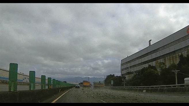 国道2号东向14.8公里于21日下午1点48分有大片砂石散落外线2车道，严重影响车辆行进。（国道公路警察局提供／陈梦茹桃园传真）