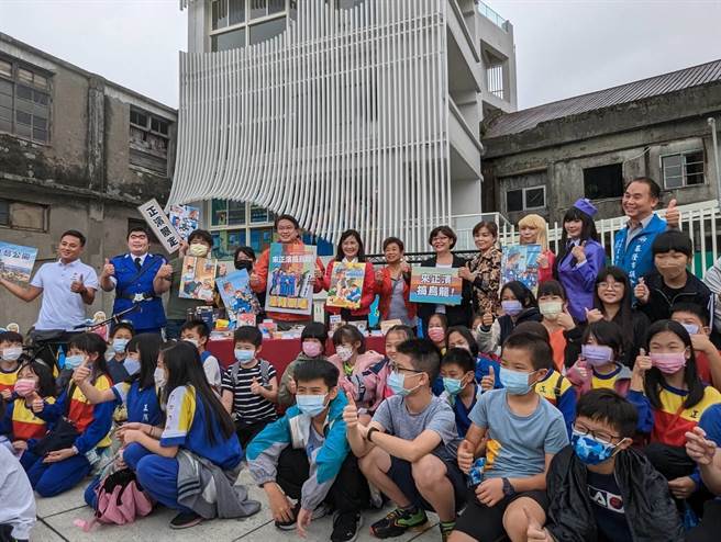 基隆市觀銷處在正濱遊客中心舉辦《烏龍派出所》動漫展，並由網紅扮演主角帶領觀展，吸引不少大小朋友觀展。（張志康攝）