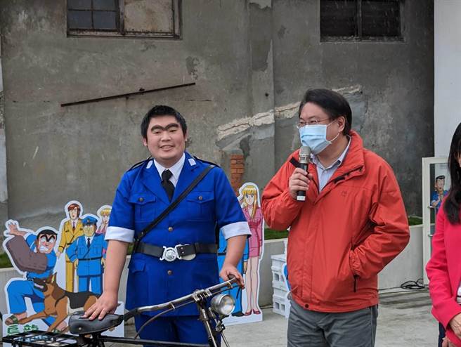 基隆市長林右昌（圖右）與扮演兩津勘吉的網紅互動，妙趣橫生。（張志康攝）