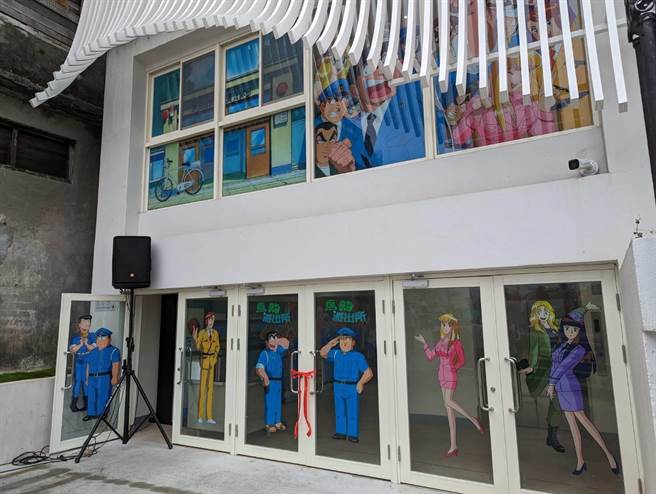 基隆市正濱遊客中心充滿《烏龍派出所》的元素，吸引動漫迷。（張志康攝）