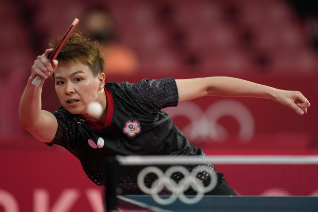 3台将当中压轴登场，陈思羽仍不敌袁嘉楠止步16强。(美联社)