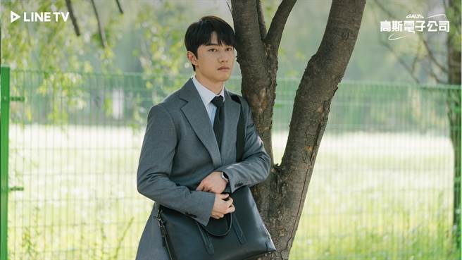 郭东延在剧中饰演「高斯电子」超边缘部门「行销三部」的职员。（LINE TV提供）