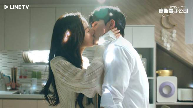 郭东延和高圣熙在最新一集中吻到难分难舍。（LINE TV提供）