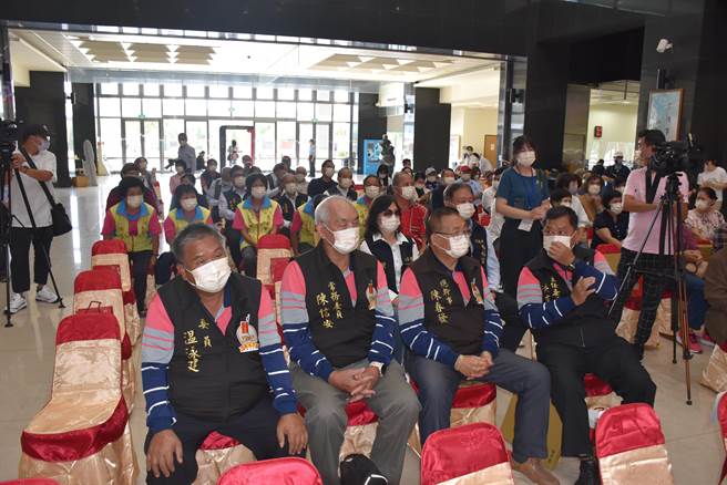 苗栗縣政府21日舉行苗栗縣無形文化保存者及團體授證儀式。（謝明俊攝）