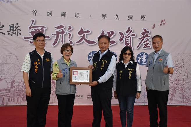 苗栗縣副縣長鄧桂菊頒證給中港慈裕宮洗港。（謝明俊攝）