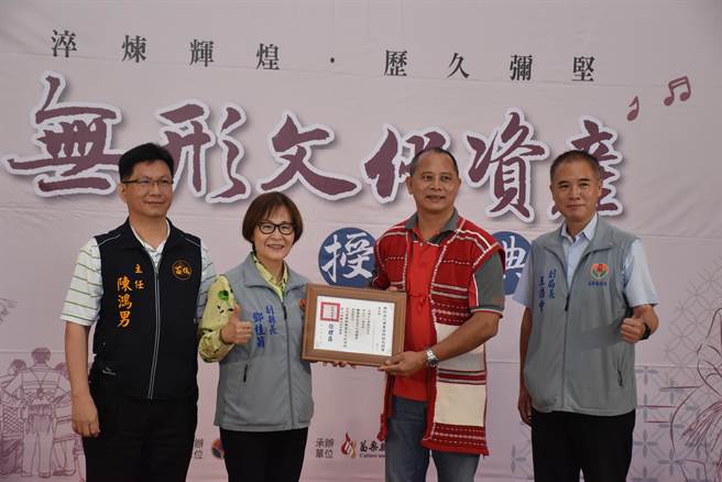 苗栗縣副縣長鄧桂菊頒證給苗栗縣賽夏族巴斯達隘文化協會矮靈祭。（謝明俊攝）