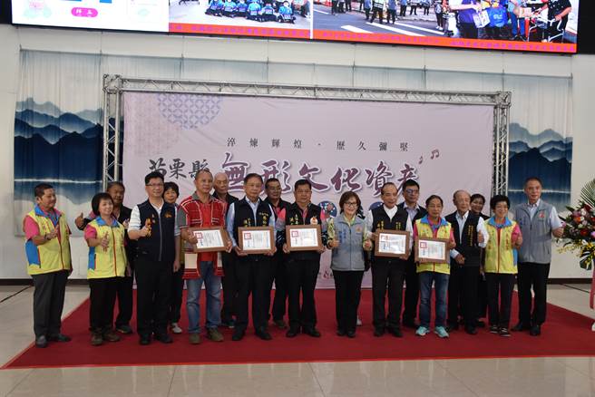 苗栗縣副縣長鄧桂菊頒證給苗栗縣無形文化保存團體。（謝明俊攝）