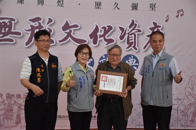 苗栗縣副縣長鄧桂菊頒證給竹藤編織大師張獻平。（謝明俊攝）