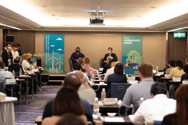 （劳动部职安署署长邹子廉与英国安全卫生执行署执行长Sarah Albon共同主持这次高峰会。图／劳动部提供）