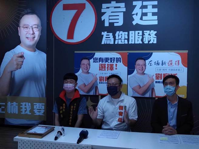 刘姓候选人说，他从去年至今持续协助媒合做爱心，也跨及别区孤儿院等，慈善会捐赠物资、物品，他们皆无碰触，资金也不是他们提供，何来栽赃泡麵、罐头等物是由他们捐赠。(林雅惠摄)
