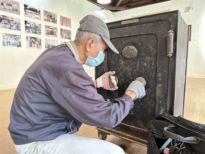 芬园百年神秘保险柜真相大白，80岁解锁高手花40分钟解密。（芬园乡公所提供／吴敏菁彰化传真）