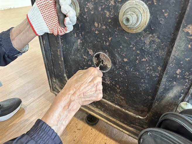 芬园百年神秘保险柜真相大白，80岁解锁高手花40分钟解密。（芬园乡公所提供／吴敏菁彰化传真）