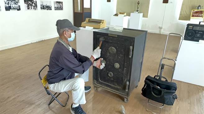 芬园百年神秘保险柜真相大白，80岁解锁高手花40分钟解密。（芬园乡公所提供／吴敏菁彰化传真）