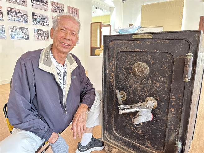 芬园百年神秘保险柜真相大白，80岁解锁高手花40分钟解密。（芬园乡公所提供／吴敏菁彰化传真）