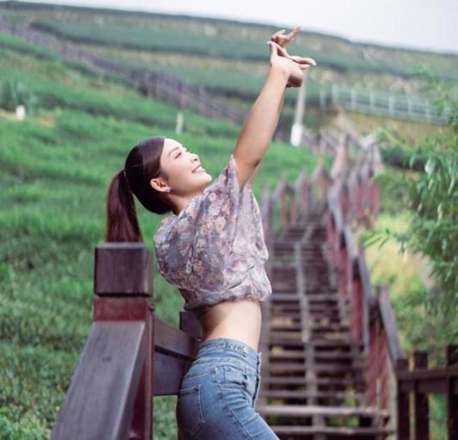  秋意渐凉，现在正是走步道的好时光，嘉义县文化观光局近日与16名网美合作，到嘉义县山区拍摄美照，再分享到IG宣传，要带动一波步道观光热潮。图为石棹附近的步道。
（图/ 中央社）