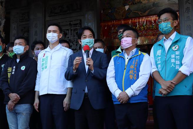 副总统赖清德（中）21日到新竹县替民进党县长候选人周江杰（右一）、竹北市长候选人郑朝方（左二）站台。（邱立雅摄）