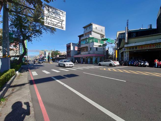 桃园市龙潭区中兴路电缆地下化第二阶段工程，目前由台电工班先行施作部分路段，预计下月再次招标，拚年底完工。（蔡明亘摄）