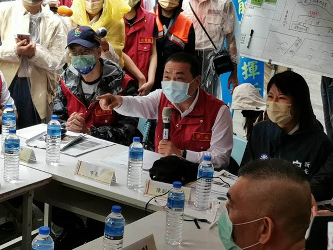 被问到明天若有风雨还会去辅选吗？侯友宜说，要看整个状况，他会好好把事情做好。（新北市消防局提供）