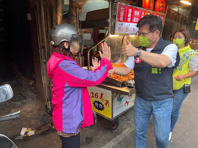 林佳龍下午到板橋重慶黃昏市場掃街拜票。（王揚傑攝）