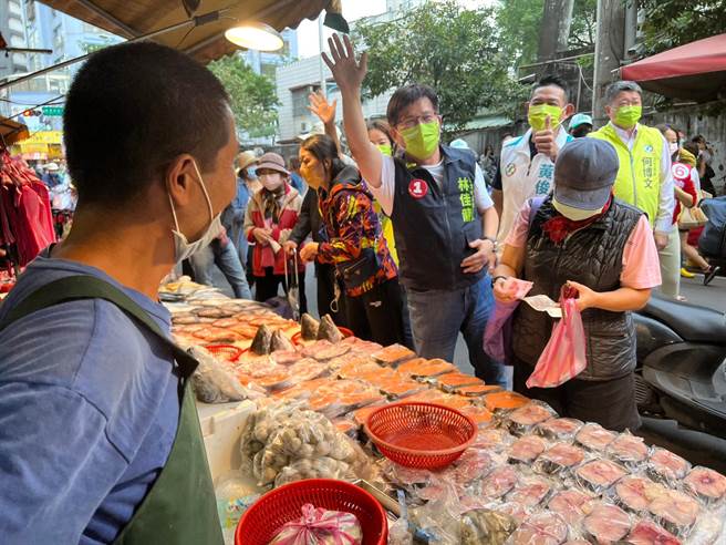 林佳龍下午到板橋重慶黃昏市場掃街拜票。（王揚傑攝）