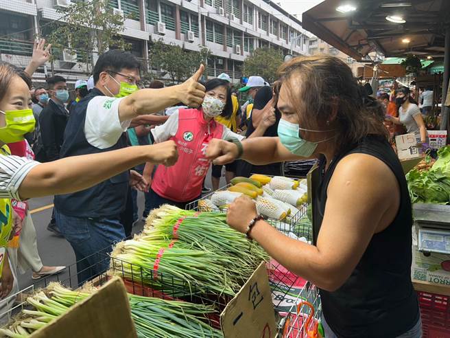 林佳龍下午到板橋重慶黃昏市場掃街拜票。（王揚傑攝）