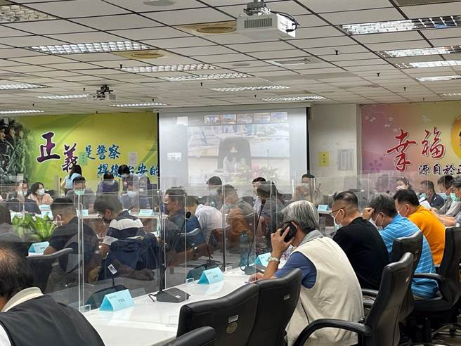 高市警察局邀请警政署政风室主任黄锦秋授课，强化员警资安管理与个资保护法纪教育。（翻摄照片／高雄洪靖宜传真）