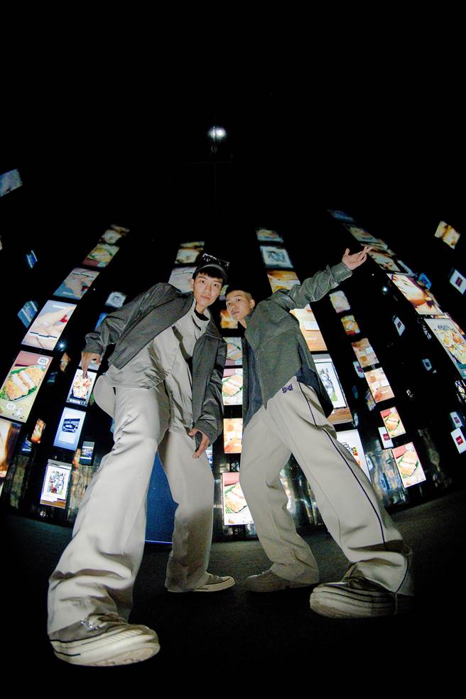 高市府青年局將知名設計師楊士慶操刀設計的「青春限動」主視覺導入城市，邀請知名品牌「健身工廠fitnessfactory」與「卡啡那caffaina」，設計限量青春限動品牌聯名款。（高市府青年局提供／洪浩軒高雄傳真）