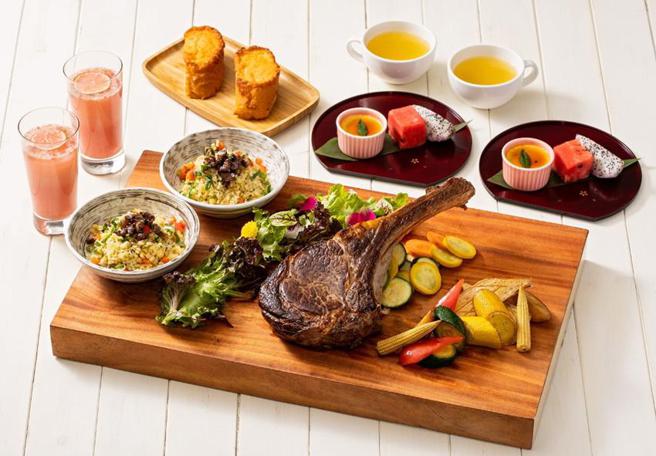 （新竹喜来登线上旅展，迎月庭战斧牛双人套餐券原价3278元下杀76折。图／新竹喜来登提供）