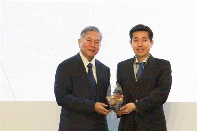 国际票券连续三年获颁光铎奖。（国票金提供）