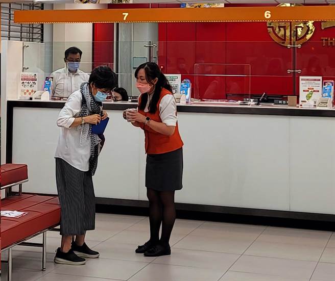 上海商银与台北市立联合医院合作推动『失智拟真演练』。（上海商银提供）