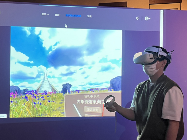 透过VR体验，与古象一起漫步东海路思义教堂前。(照片/东海大学提供)