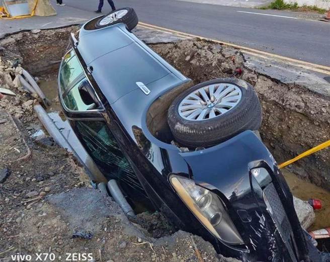 屏东满州乡屏200县道惊传「天坑」，还被发现有辆汽车跌落坑内，县议员候选人张怡质疑是道路工程不当，导致民眾有行车安全疑虑。（张怡提供／谢佳潾屏东传真）