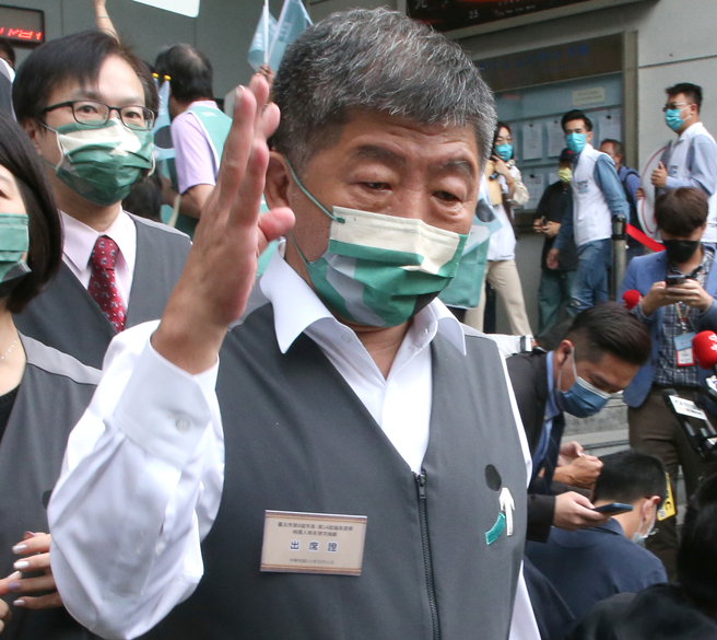 台北市选委会21日举行市长候选人抽籤，民进党候选人陈时中（见图）抽到12号。（赵双杰摄）