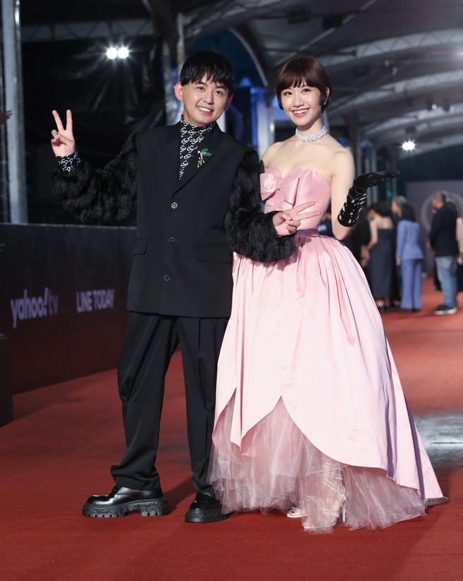 Lulu與恩師黃子佼走上紅毯。（圖／羅永銘攝）