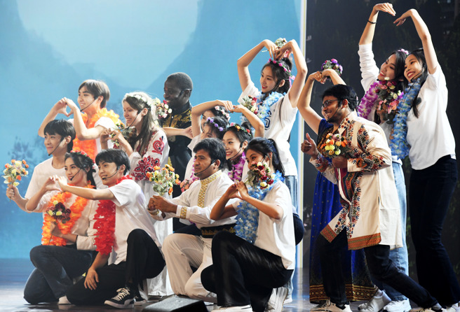 未来应该加强与哪些西方国家交流与沟通，有近4成中国青年受访者选择欧盟，紧随其后的是澳大利亚、英国、新西兰、加拿大、美国。图为中外青年孔子文化周活动。（图／新华社）