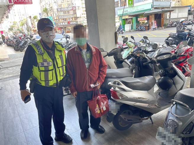 台中7旬翁忘记车停哪里，寻车近2小时未果，报警求助，眼尖警获报到场3分钟就找回。（中市警二分局提供／潘虹恩台中传真）
