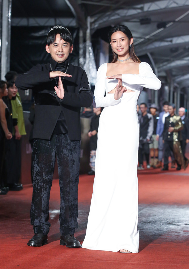 赵岱新与黄子佼一同走红毯。（图／摄影陈俊吉 ）
