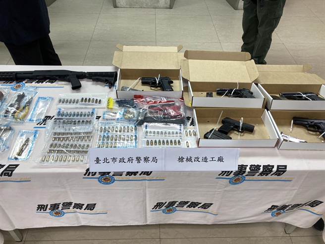 警方这波扫黑共查获各式枪械52把、改造枪械工厂3处、不法金流达423万余元。(林郁平摄)