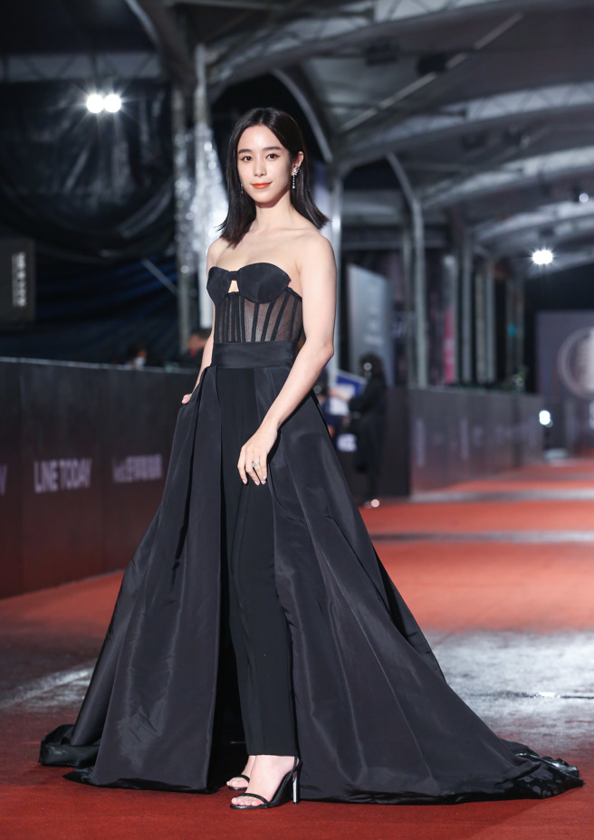 温贞菱穿黑色造型礼服登红毯。（图／陈俊吉）