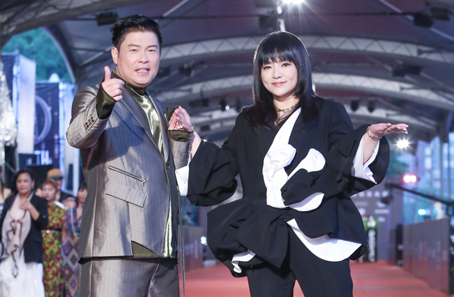 曾国城、唐绮阳稍早现身金钟红毯。（图／陈俊吉摄）