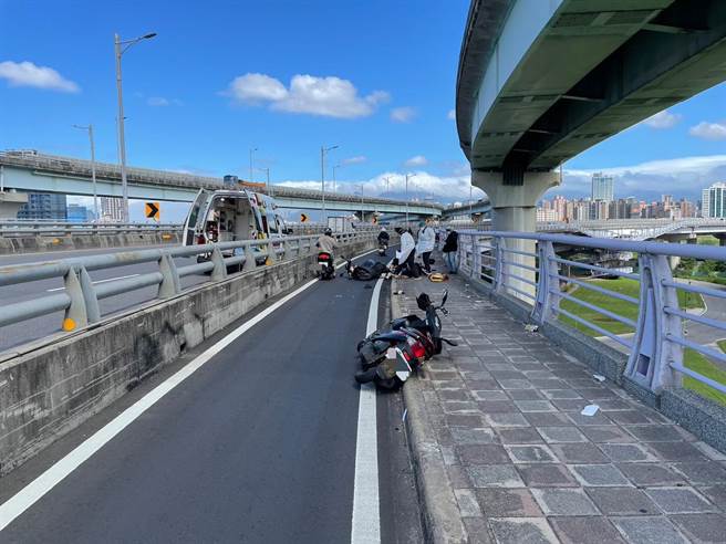 新北市新北大桥往三重方向的机车道，21日早上发生一起机车追撞事故。(三重警分局提供)