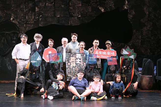 晓剧场20日举行2022年度新作《战士，乾杯！》记者会，作家黄春明（左4）、导演锺伯渊（右4）在会后与剧组人员一同合影。（杜宜谙摄）