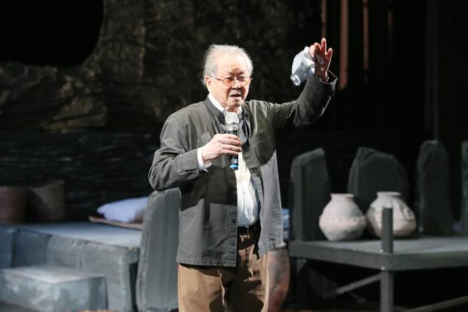 晓剧场20日举行2022年度新作《战士，乾杯！》记者会，作家黄春明（见图）在记者会上亲自讲述本作来龙去脉。（杜宜谙摄）