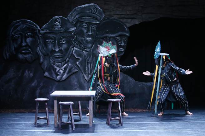 晓剧场20日举行2022年度新作《战士，乾杯！》记者会，导演锺伯渊在作品中同时运用鲁凯族语、华语等听觉交错呈现战争的记忆。（杜宜谙摄）