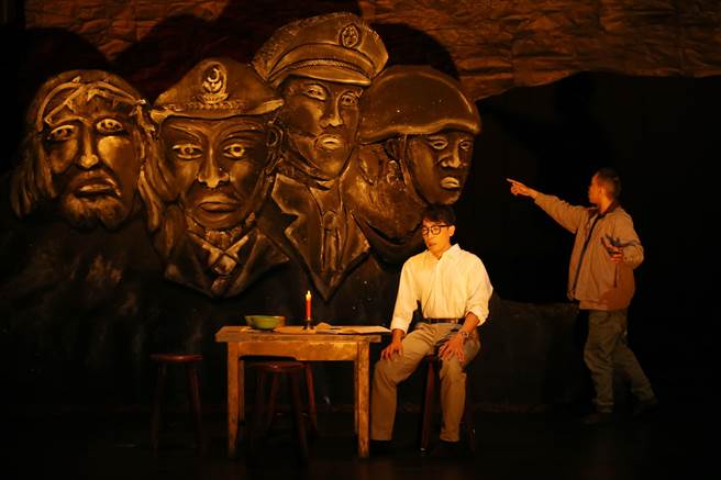 晓剧场20日举行2022年度新作《战士，乾杯！》记者会，故事描绘鲁凯族青年熊一家四代男性在政权更迭中牺牲生命、身份认同的迷失。（杜宜谙摄）