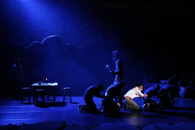 晓剧场20日举行2022年度新作《战士，乾杯！》记者会，导演锺伯渊，以舞蹈方式将作品中以文字书写出的内心苦痛与挣扎表现得淋漓尽致，在在引人入胜。（杜宜谙摄）