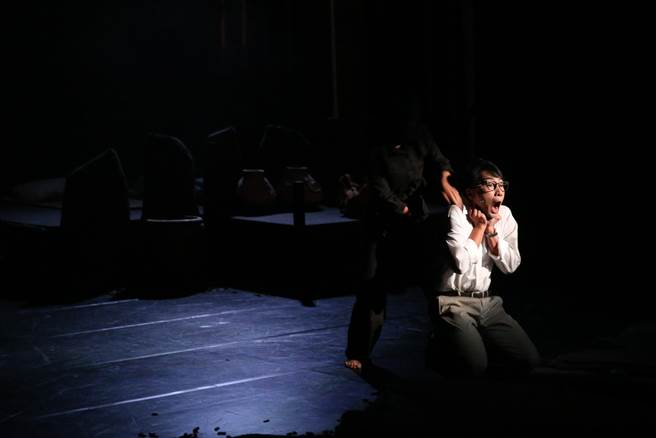 晓剧场20日举行2022年度新作《战士，乾杯！》记者会，导演锺伯渊，以舞蹈方式将作品中以文字书写出的内心苦痛与挣扎表现得淋漓尽致，在在引人入胜。（杜宜谙摄）