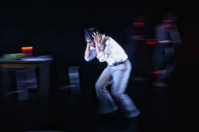 晓剧场20日举行2022年度新作《战士，乾杯！》记者会，导演锺伯渊，以舞蹈方式将作品中以文字书写出的内心苦痛与挣扎表现得淋漓尽致，在在引人入胜。（杜宜谙摄）