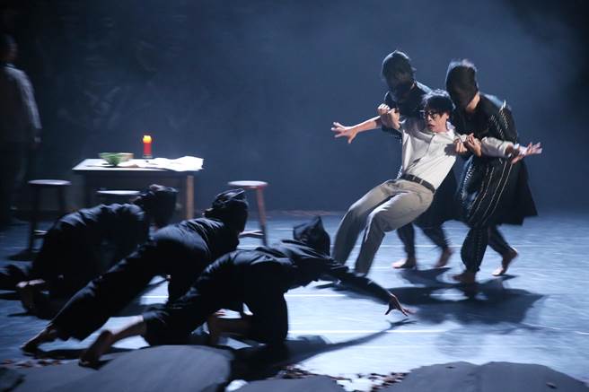 晓剧场20日举行2022年度新作《战士，乾杯！》记者会，导演锺伯渊，以舞蹈方式将作品中以文字书写出的内心苦痛与挣扎表现得淋漓尽致，在在引人入胜。（杜宜谙摄）